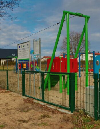 Budowa placu zabaw, miejsca na ognisko i instalacji zewnętrznej elektrycznej oświetleniowej w Bobowicku